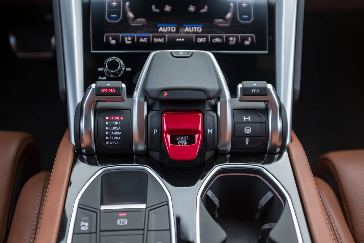22-lamborghini-urus-2019-center-console--gearshift--interior.jpg