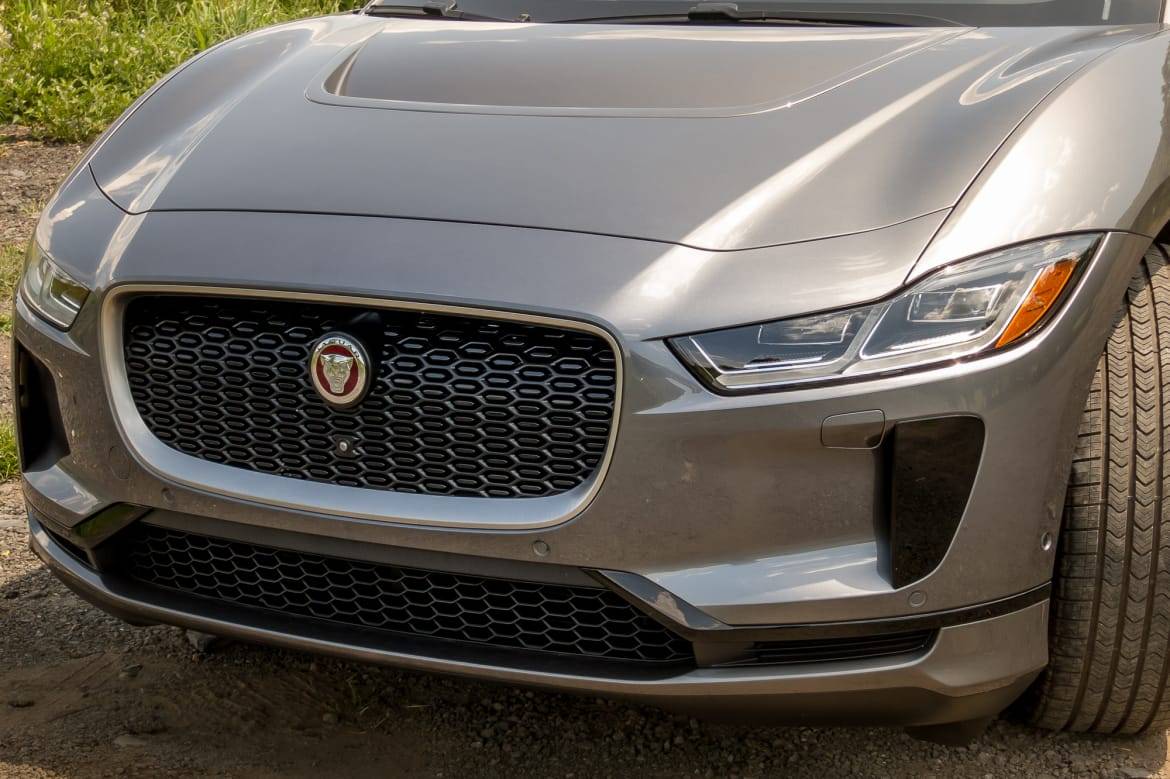 05-jaguar-i-pace-2019-badge--exterior--front--grille--silver.jpg