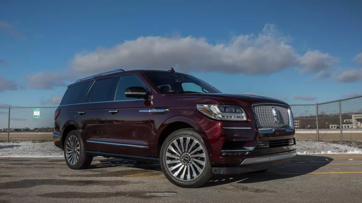 carousel-lincoln-navigator-2018-angle-exterior-front-red.jpg
