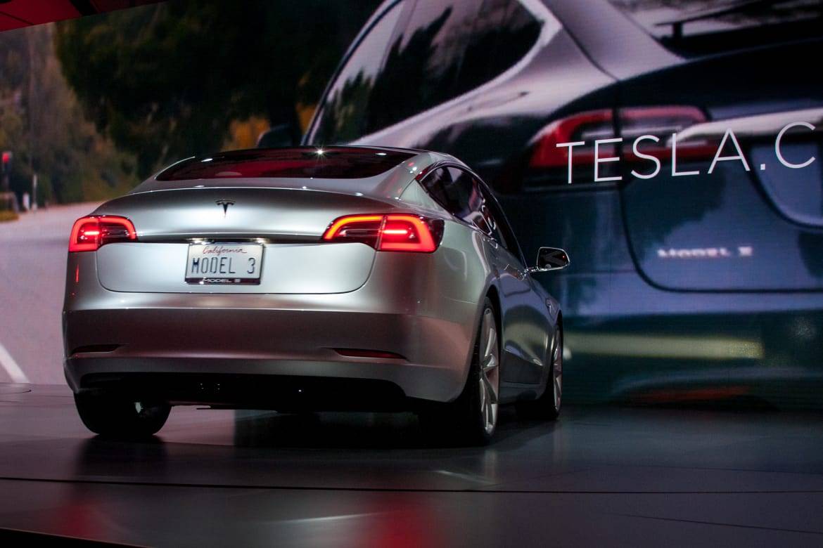 17Tesla_Model-3_BW_06.jpg