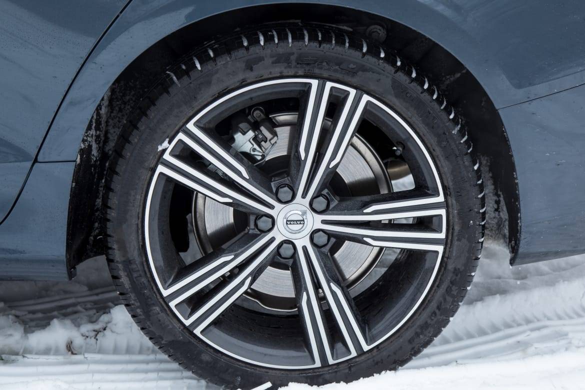 Seventeen-inch alloy wheels are standard; 18s or 19s (shown) are optional. | Cars.com photos by Christian Lantry