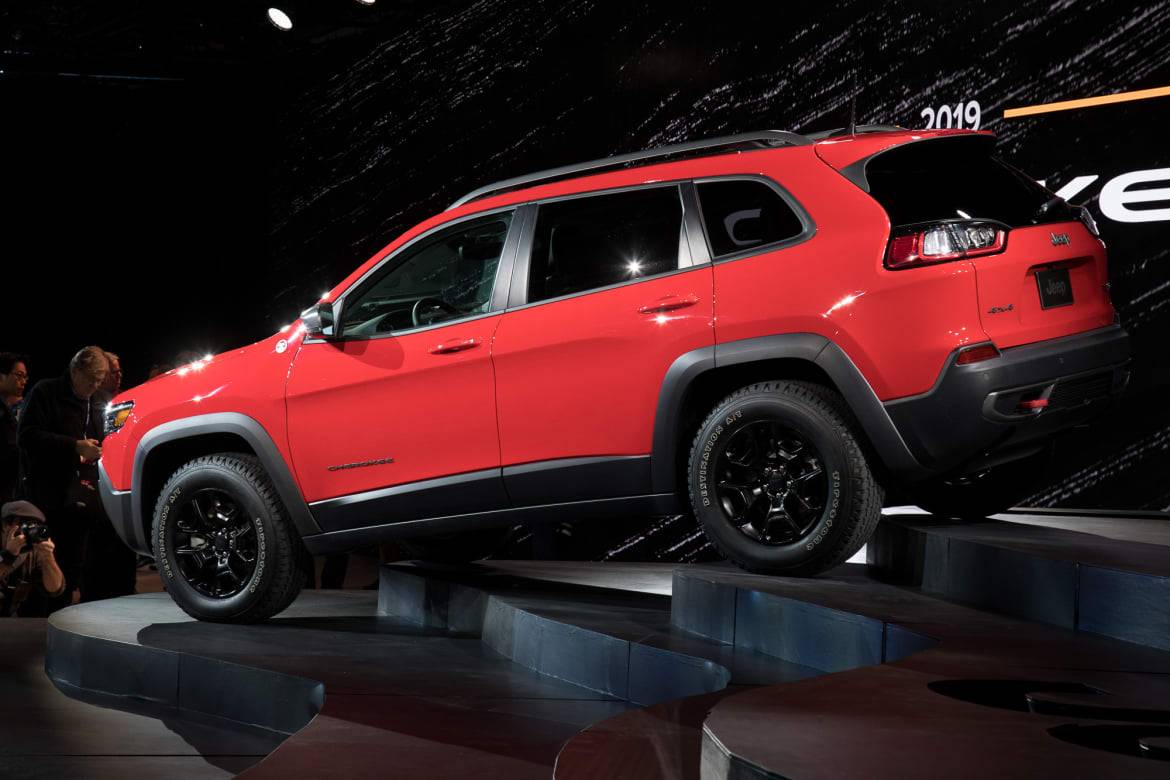 Jeep-Puts-Best-Face-Forward-With-2019-Cherokee-Redesign-...