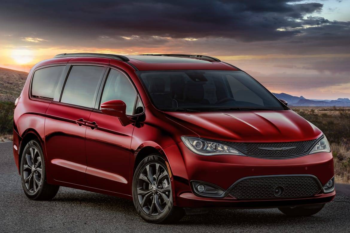02-chrysler-pacifica-2019-angle--exterior--front--mountains--red