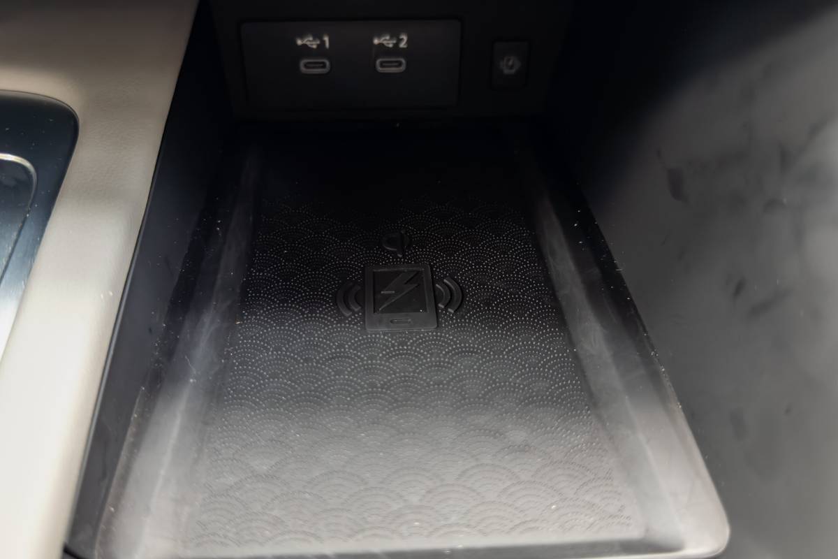 infiniti qx60 autograph awd 2026 23 interior charge pad scaled jpg