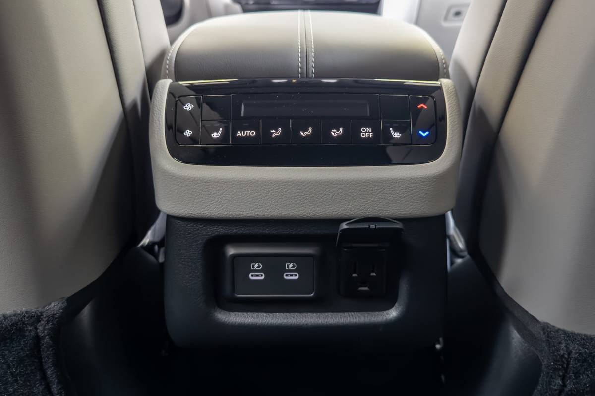 infiniti qx60 autograph awd 2026 34 interior second row climate control scaled jpg