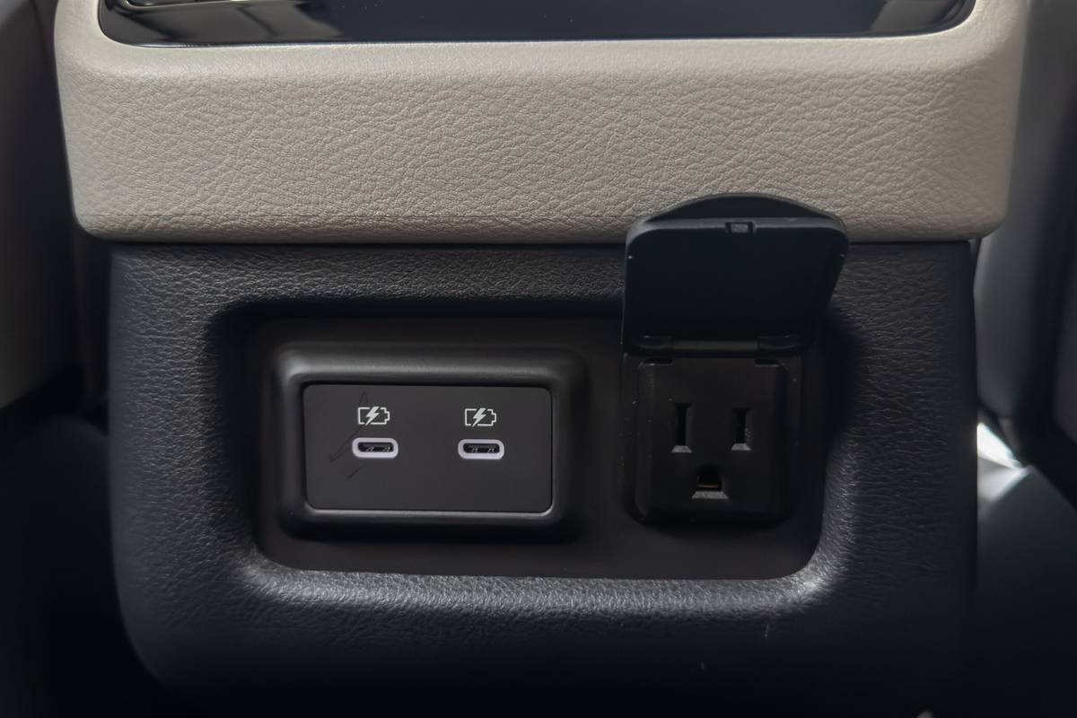 infiniti qx60 autograph awd 2026 35 interior second row usb scaled jpg