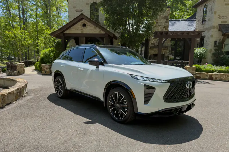 infiniti-qx65-2027-01-exterior-front-angle-white