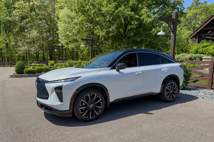infiniti-qx65-2027-02-exterior-front-angle-white