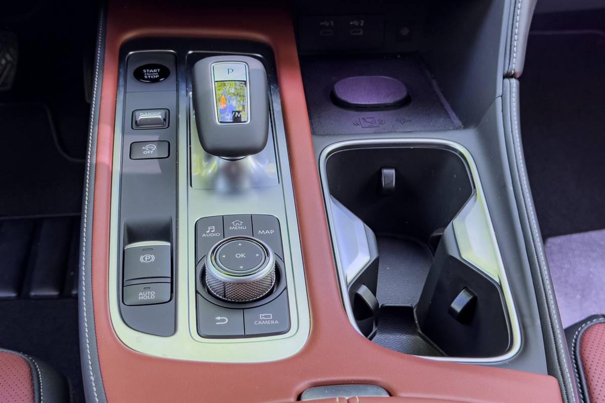 infiniti qx65 2027 15 interior gearshift scaled jpg