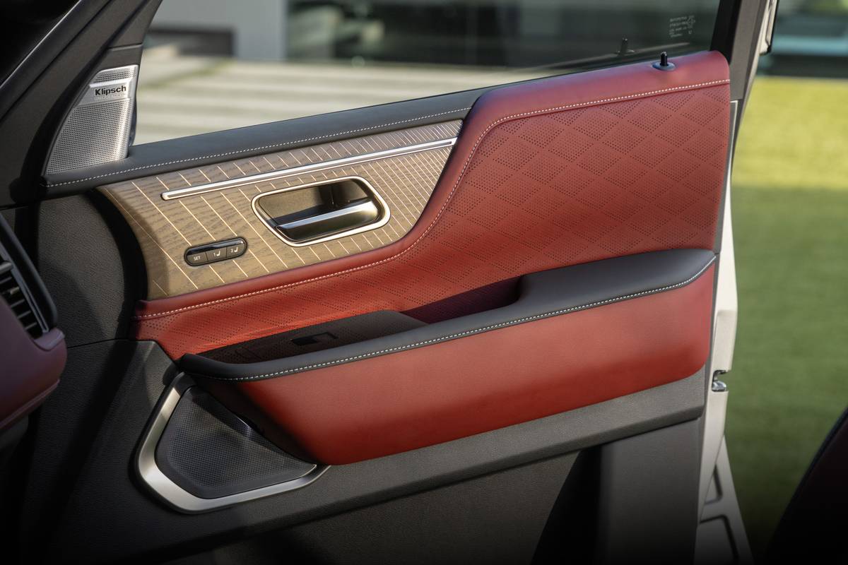infiniti qx80 2025 interior oem 26 jpg