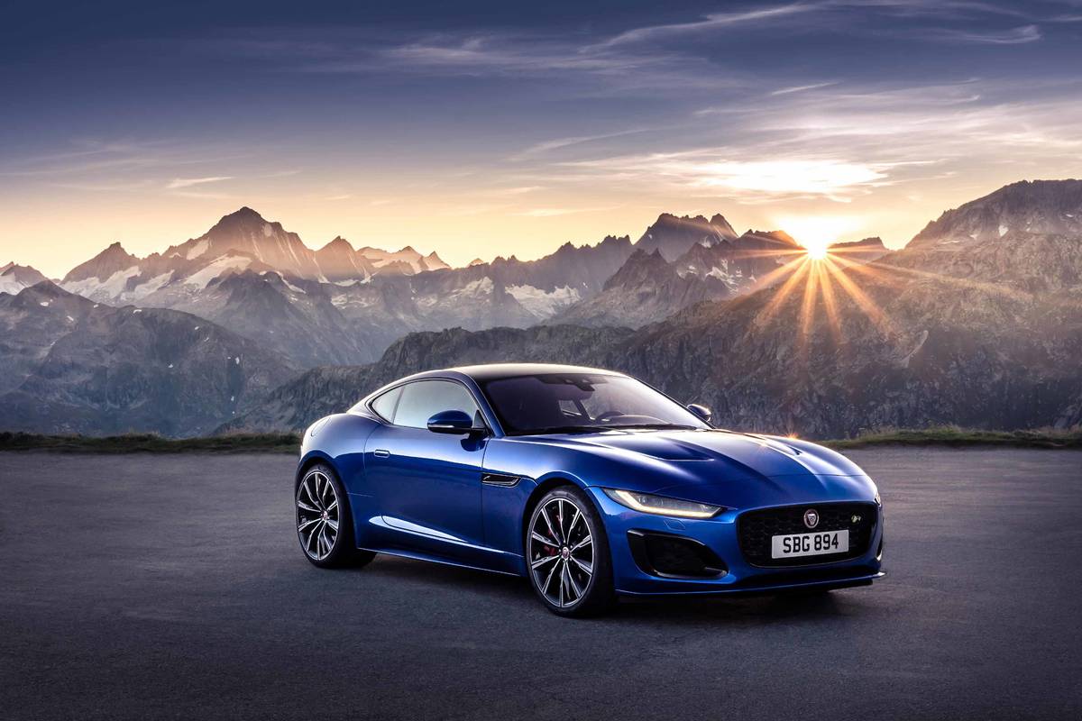 jaguar-f-type-2021-02-angle--blue--exterior--front.jpg