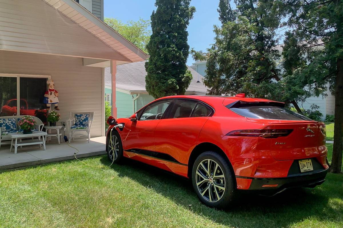 jaguar-i-pace-2019-03-angle--charging-station--exterior--rear--red.jpg