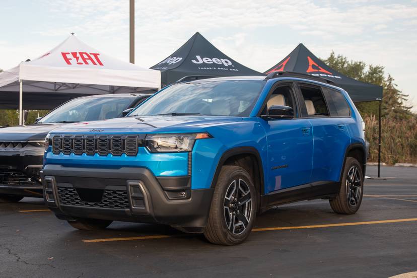 jeep-cherokee-2026-01-exterior-front-angle
