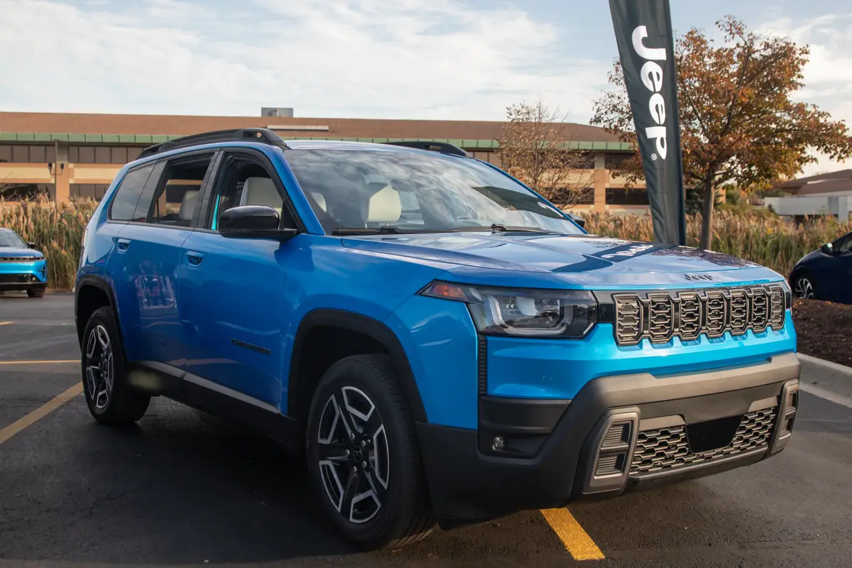 jeep cherokee 2026 02 exterior front angle jpg