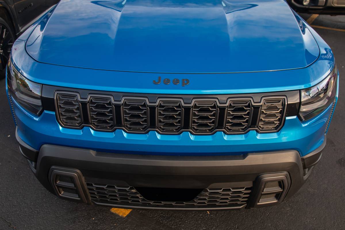 jeep cherokee 2026 04 exterior grille jpg