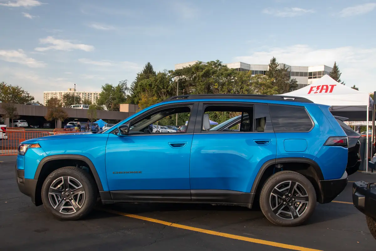 jeep cherokee 2026 06 exterior profile jpg