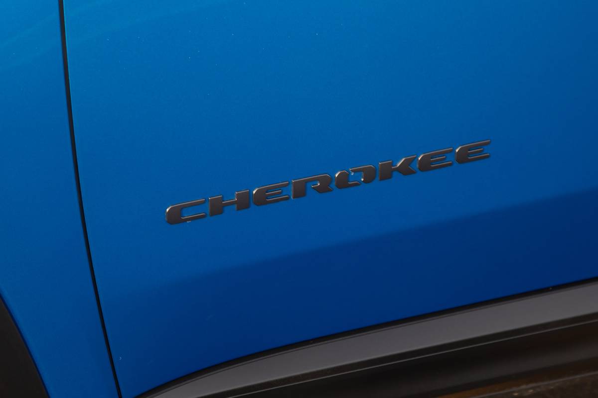 jeep cherokee 2026 07 exterior profile badge jpg
