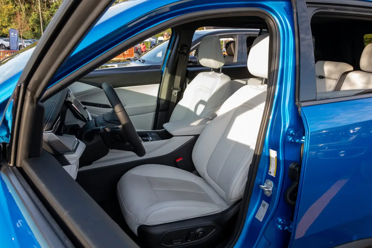 jeep cherokee 2026 16 interior front row scaled jpg