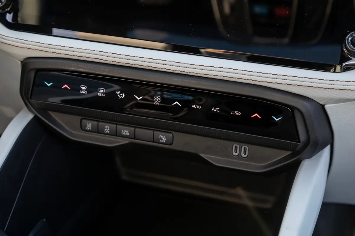 jeep cherokee 2026 22 interior climate control jpg
