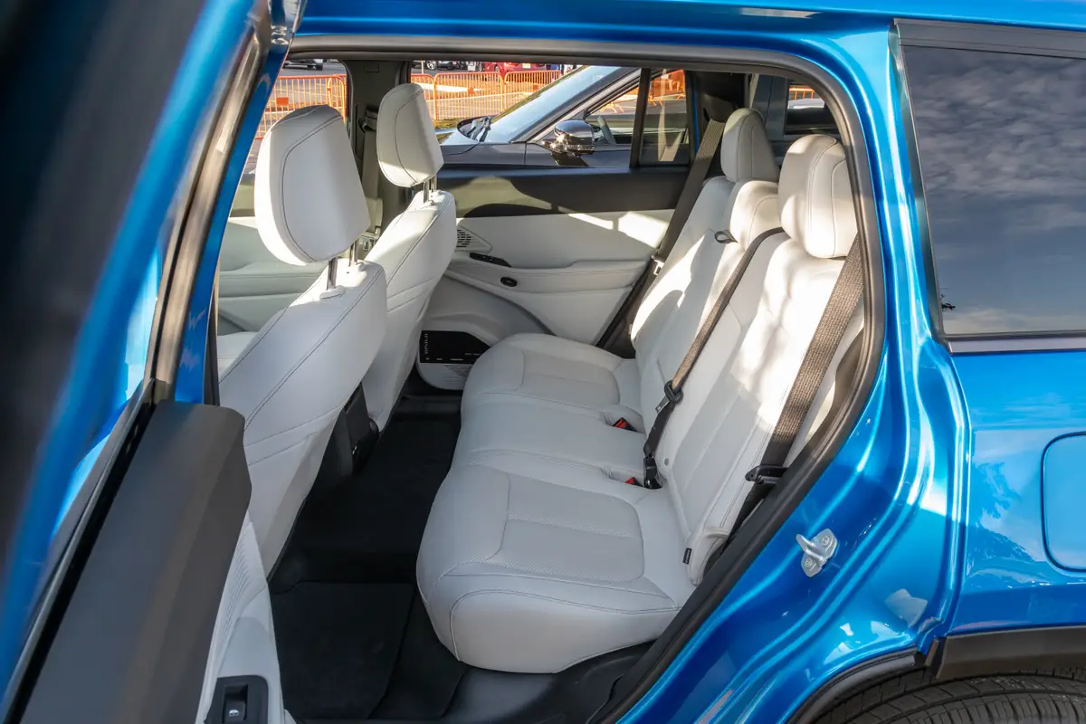 jeep cherokee 2026 33 interior backseat jpg