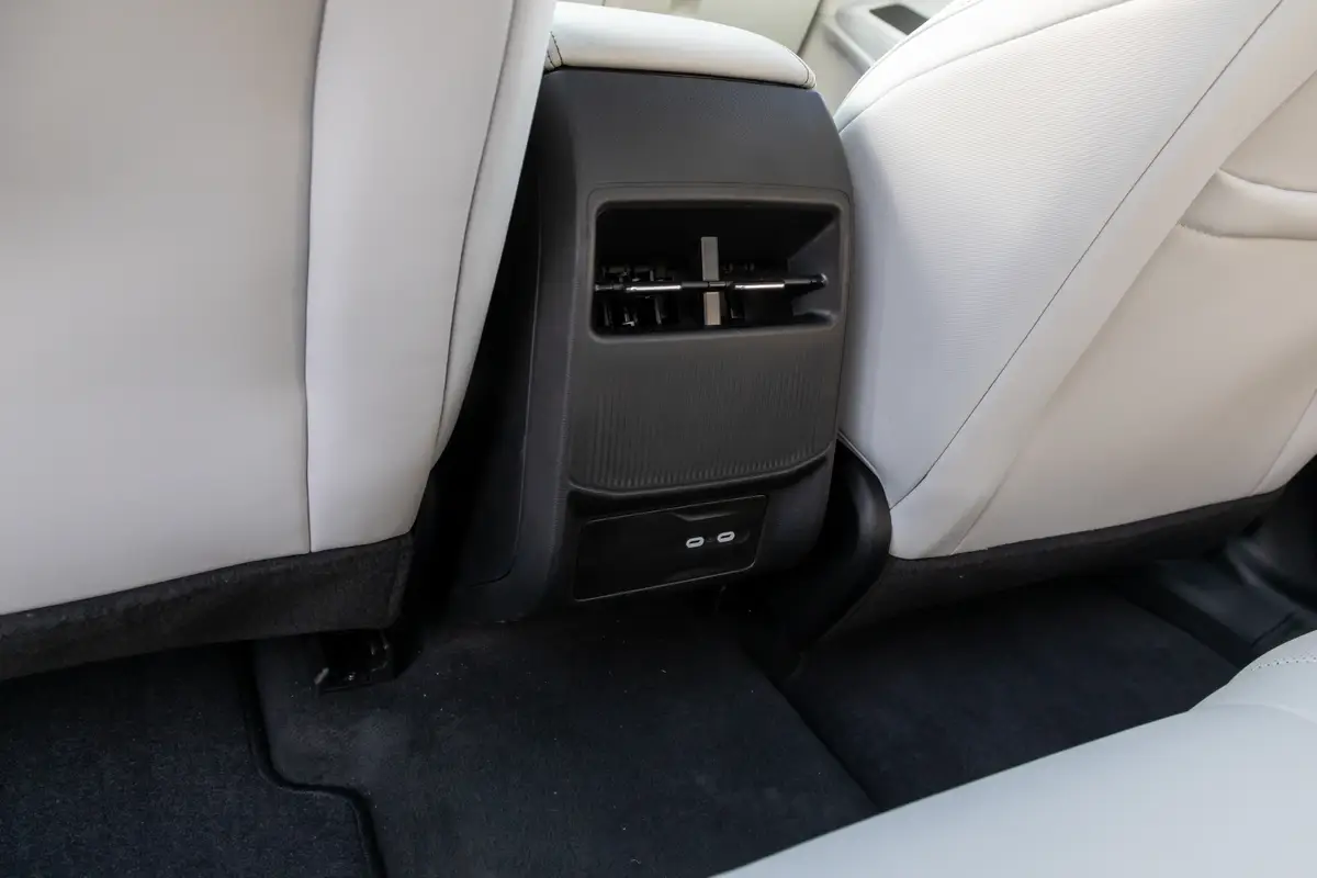 jeep cherokee 2026 35 interior backseat jpg