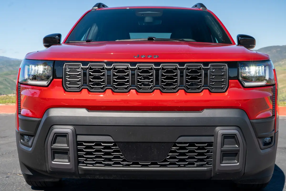 jeep cherokee limited 4x4 2026 02 exterior front grille scaled jpg