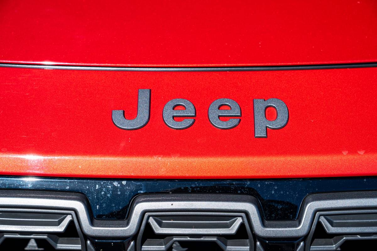 jeep cherokee limited 4x4 2026 03 exterior front badge scaled jpg