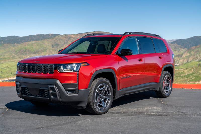 jeep-cherokee-limited-4x4-2026-07-exterior-front-angle