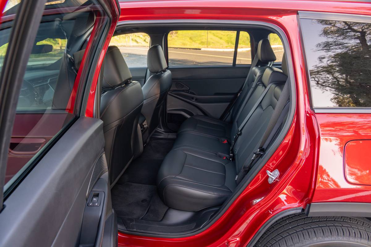 jeep cherokee limited 4x4 2026 33 interior second row 1 1 scaled jpg