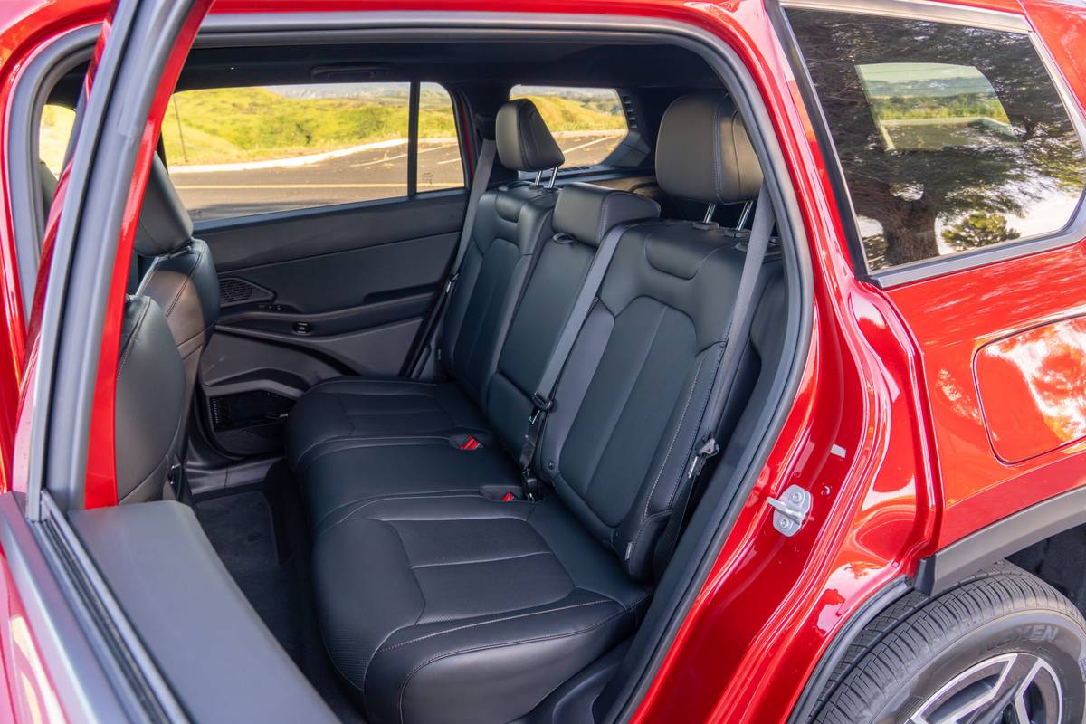 jeep cherokee limited 4x4 2026 34 interior second row scaled jpg