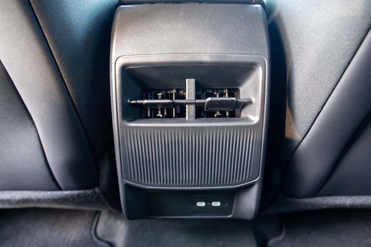 jeep cherokee limited 4x4 2026 35 interior second row vents scaled jpg
