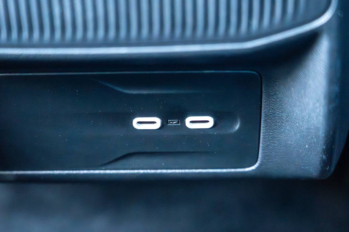 jeep cherokee limited 4x4 2026 36 interior second row charging port scaled jpg