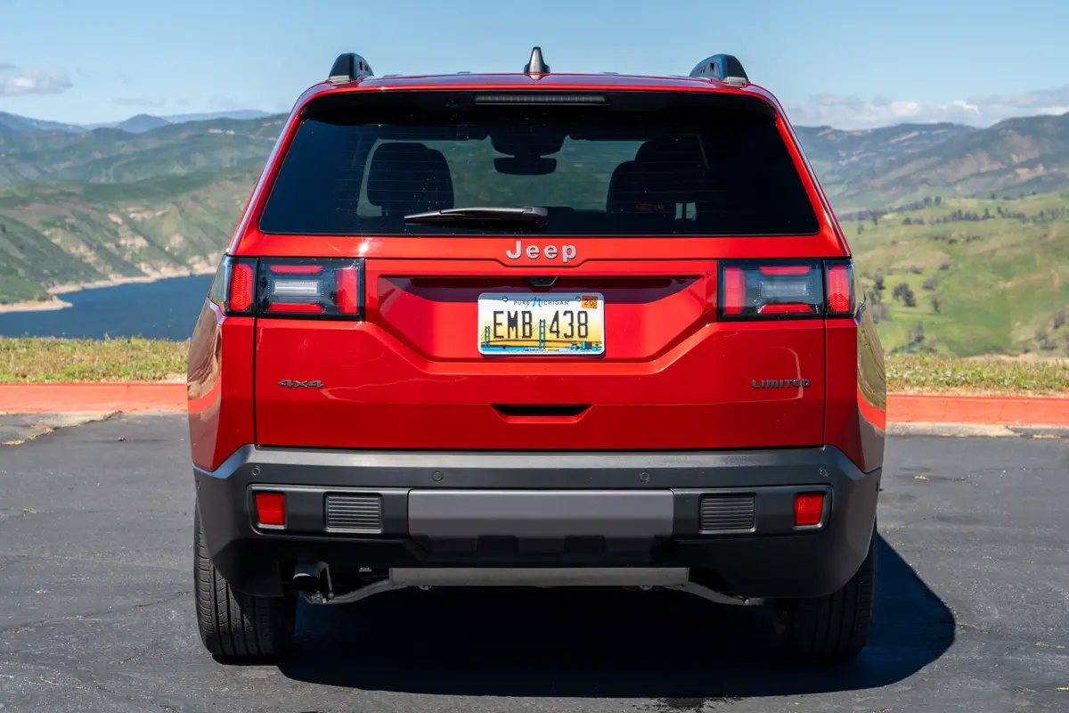 jeep cherokee limited 4x4 2026 37 exterior rear scaled jpg