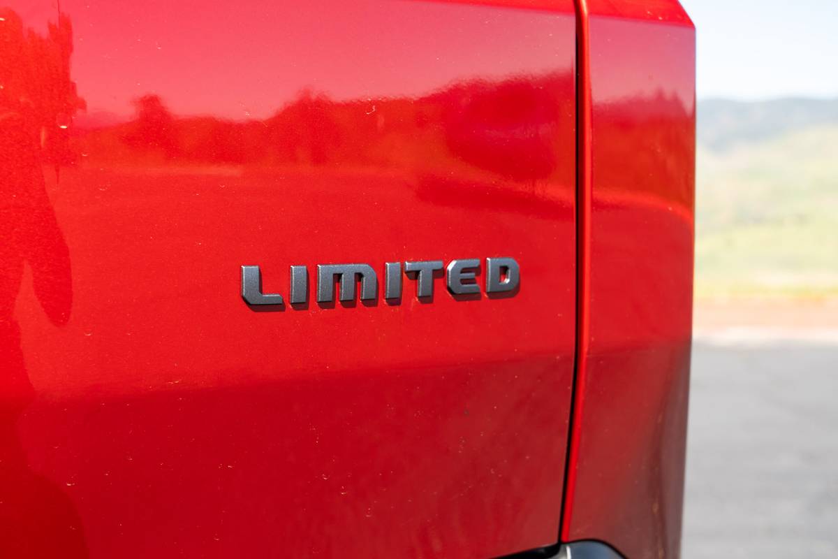 jeep cherokee limited 4x4 2026 45 exterior badge detail 1 1 scaled jpg