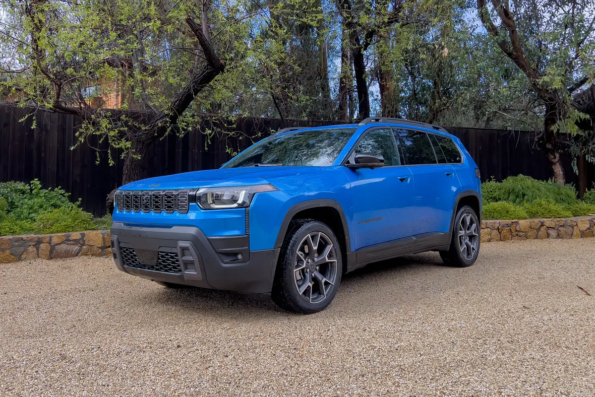 jeep cherokee overland 2026 01 exterior front angle blue jpg