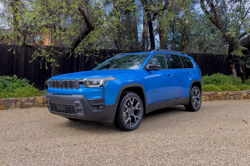 jeep-cherokee-overland-2026-01-exterior-front-angle-blue
