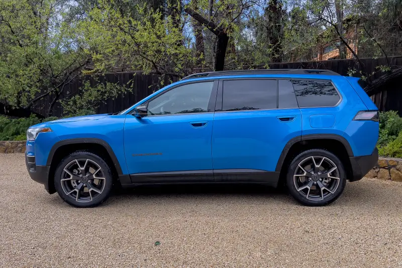 jeep-cherokee-overland-2026-05-exterior-profile-blue