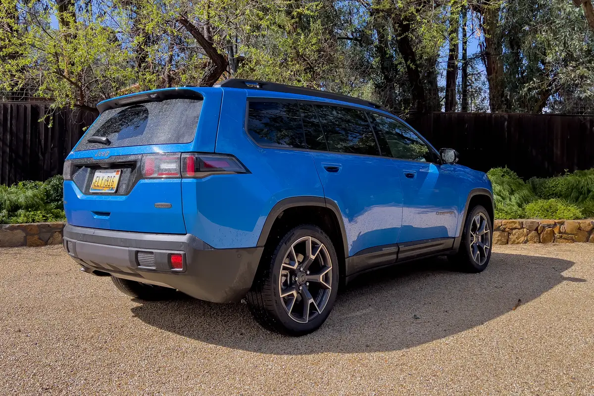 jeep cherokee overland 2026 08 exterior rear angle blue jpg