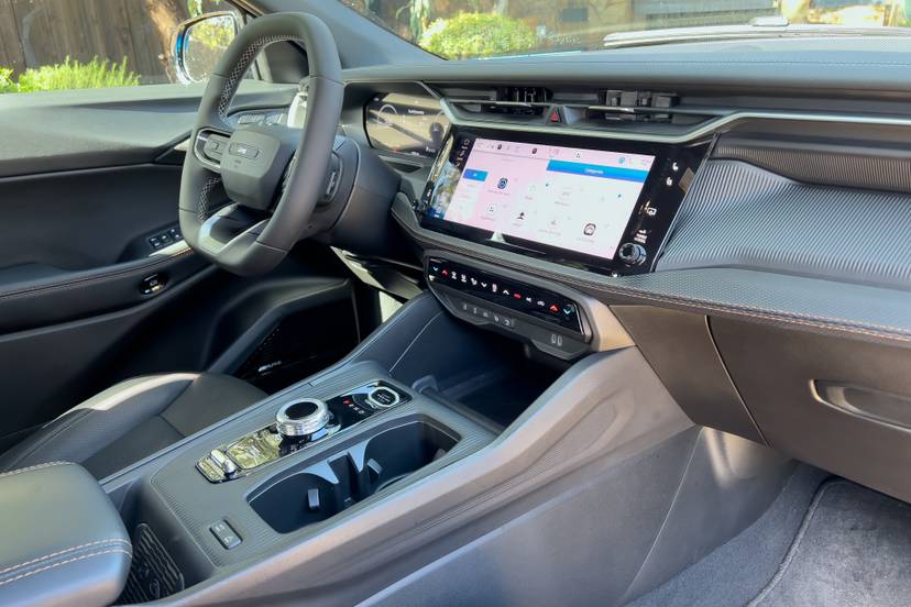 jeep-cherokee-overland-2026-14-interior-front-row