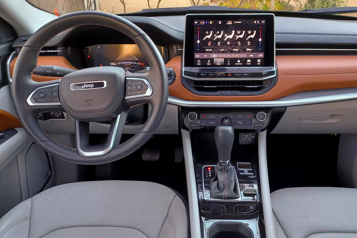 jeep-compass-2022-10-interior-infotainment-system-steering-wheel-suv