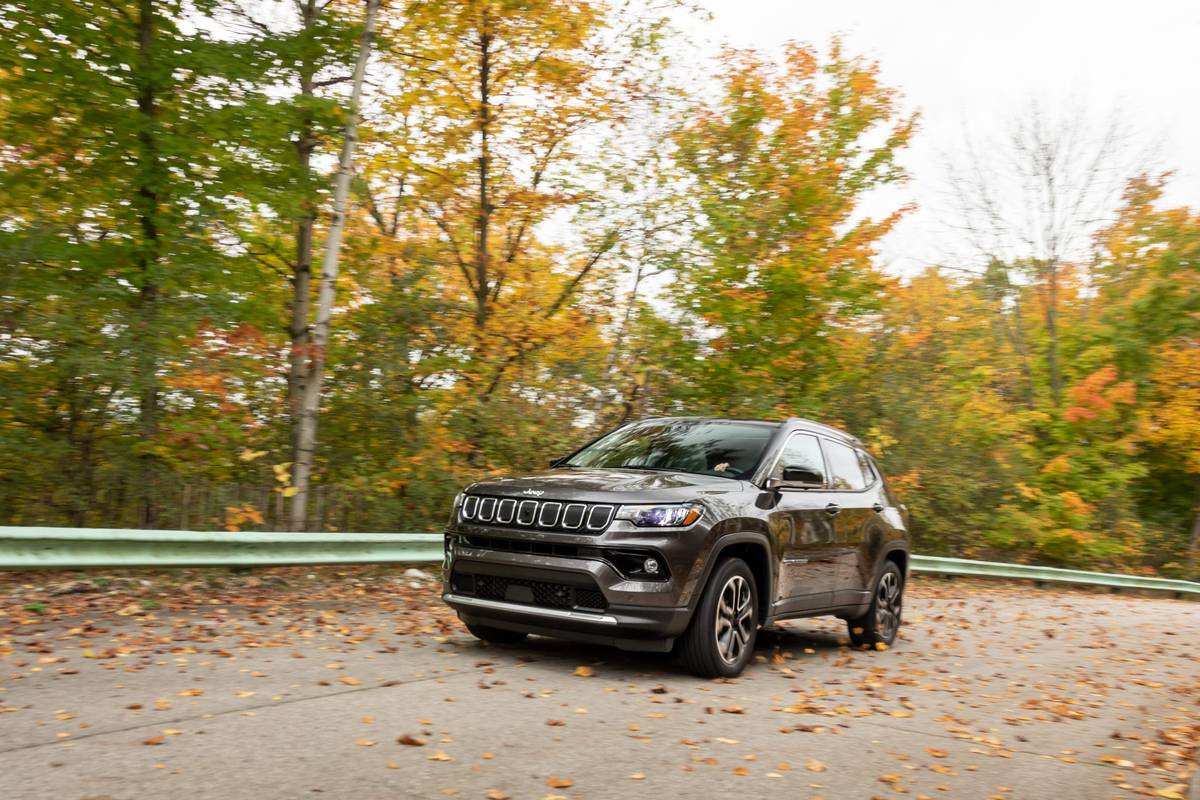 jeep-compass-limited-4x4-2022-01-dynamic-exterior-front-angle-grey-suv
