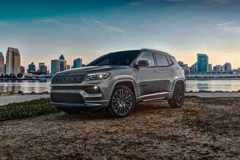jeep-compass-trailhawk-2022-oem-01-angle--exterior--front--gray.jpg