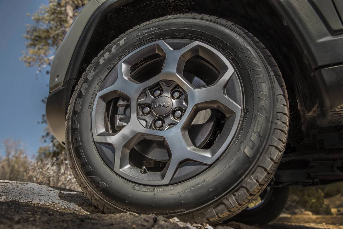 jeep compass trailhawk 2022 oem 09 exterior front wheel gray jpg