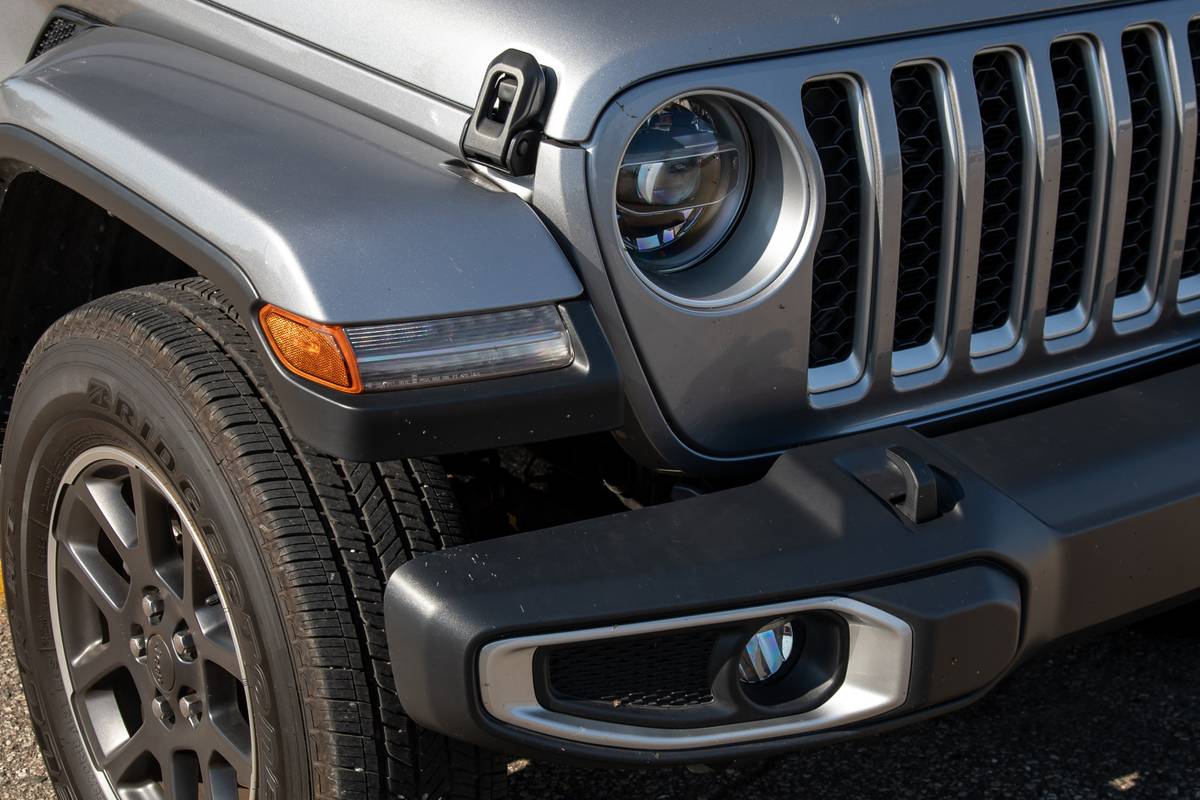 jeep gladiator 2020 10 exterior  front  headlights  silver jpg