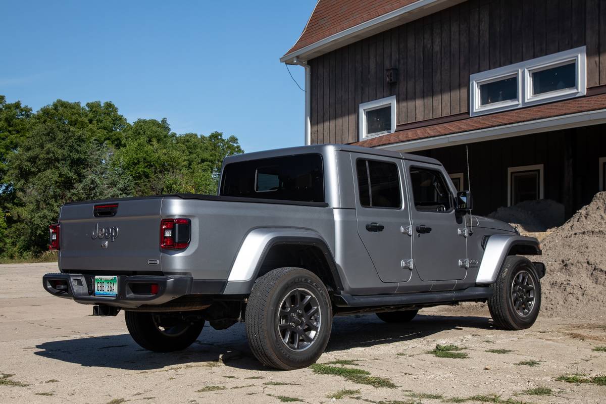 Jeep Gladiator Specs Price Mpg Reviews Cars Com