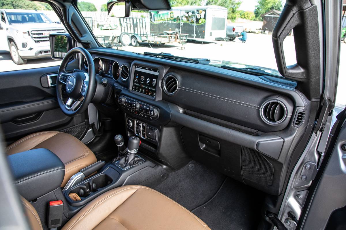 jeep gladiator 2020 36 front row  interior jpg