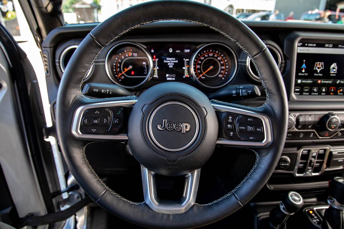 jeep gladiator 2020 37 front row  interior  steering wheel jpg