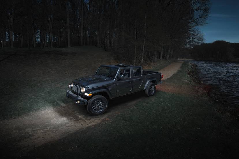 jeep-gladiator-dark-sky-2025-exterior-oem-01