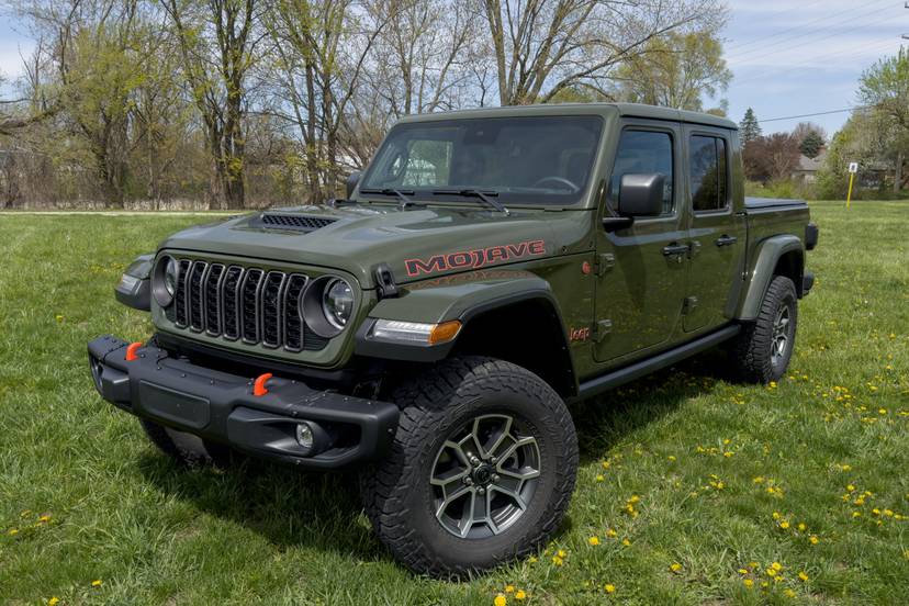jeep-gladiator-mojave-2024-02-exterior-front-angle
