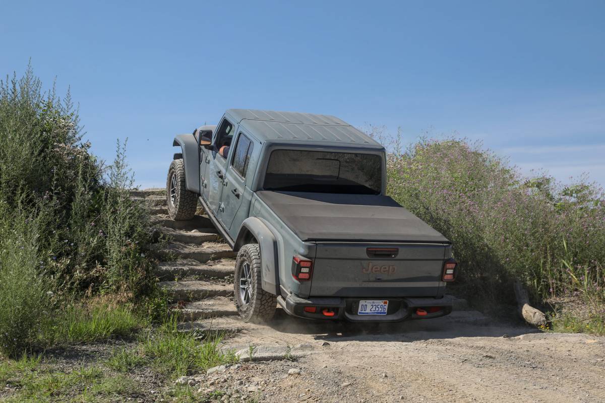 jeep gladiator mojave x 4x4 2025 01 exterior offroad rear angle scaled jpg
